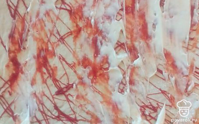 Сделать тесто: смешать муку, воду, соль, масло, дрожжи. Оставить на полчаса. Раскатать, смазать майонезом и томатной пастой. 