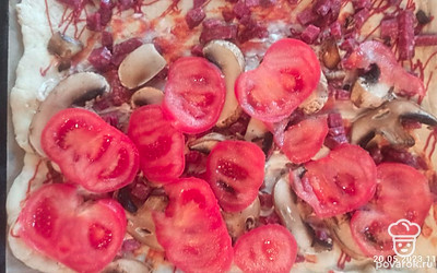 Выложить начинку: нарезанные сосиски и грибы, помидоры. 