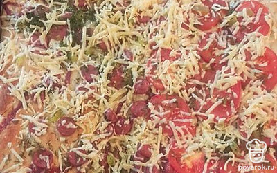 Поставить в духовку на режиме «верх-низ» 20 минут, до готовности теста. Когда тесто готово, посыпать тертым сыром, запекать до расплавления сыра.