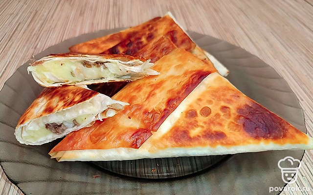 Треугольники из лаваша с мясным фаршем и картофельным пюре — Рецепт с фото