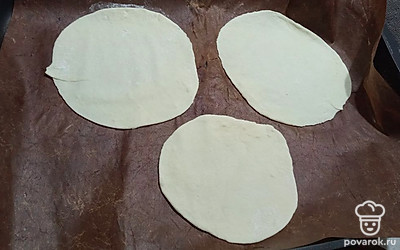 Раскатываем тесто для основ.