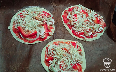 Смазываем кетчупом и выкладываем грибы, лук, курицу обжаренную, болгарский перец и сыр.