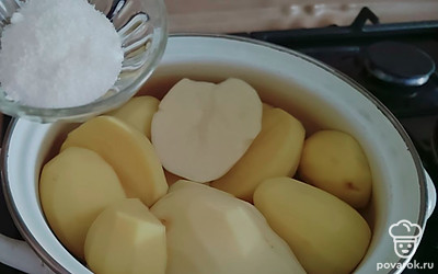 Сделайте картофельное пюре. Очистите картошку, помойте. Разделите пополам. Налейте в кастрюлю чистую фильтрованную воду, посолите. Варите на умеренном огне до готовности. Если есть готовое пюре, берите его.