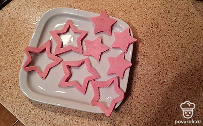 Вырезаем с помощью формочек для теста или ножом фигуры звезд из колбасы.