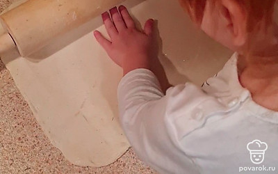 Раскатываем тесто и укладываем в форме круга или овала. Формируем бортики.