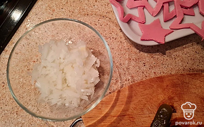 Лук режем мелкими кубиками. 