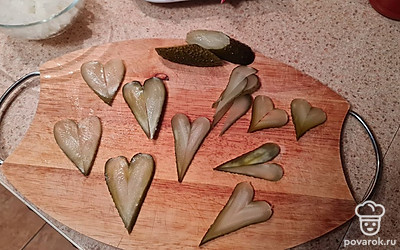 Огурцы режем на овалы по диагонали, потом еще пополам и выкладываем сердечком.