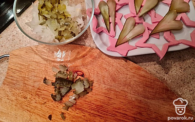 Остатки огурцов режем мелко кубиками, смешиваем с луком. 