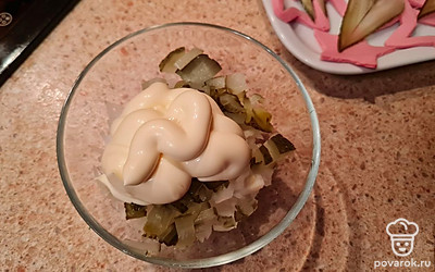 К луку и огурцам добавляем майонез, перемешиваем.