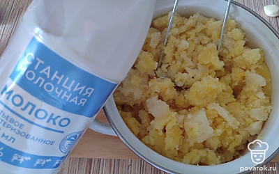 Когда картофель будет готов, станет мягким, слейте воду. Разомните картофель толкушкой. Добавьте сливочное масло и свежее молоко. Снова разомните толкушкой до однородного состояния.