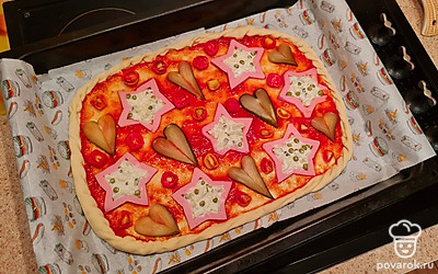 Режем и выкладываем помидорку.