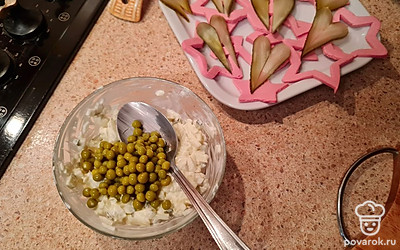 я добавила в начинку горочек. можно добавить ананас или грибы или болгарский перец