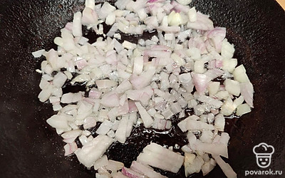 Очистите репчатый лук, мелко нарежьте. Обжарьте на растительном масле до золотистого цвета.