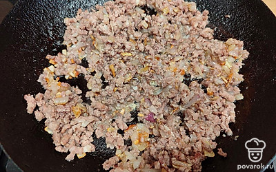 Вареное говяжье мясо пропустите через мясорубку. Отправьте к обжаренному луку.