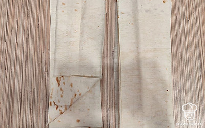 Приподнимите угол, образовав треугольник.