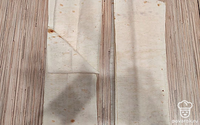 Снова согните лаваш.