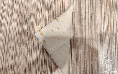 Готовые треугольники обжарьте с двух сторон на сковороде. Томите на растительном масле до золотистого цвета.