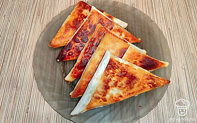 Красиво разложите блюдо на тарелочке для подачи.