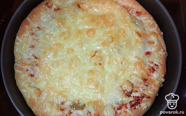 Домашняя пицца с колбасой и сушеной зеленью — Рецепт с фото