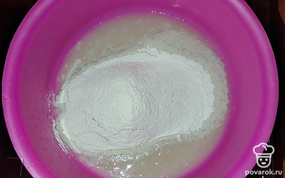 Приготовить тесто. В теплую воду засыпать дрожжи, добавить сахар и перемешать. Оставить минут на 15, пока дрожжи не поднимутся. Ввести муку и перемешать. Замесить тесто.