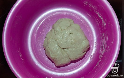 Влиить растительное масло и перемешать. Оставить тесто на 2-3 часа в теплом месте подниматься.