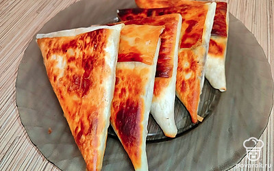 Подавайте треугольники из лаваша сразу же после приготовления, так как со временем хрустящие свойства теста пропадут. 