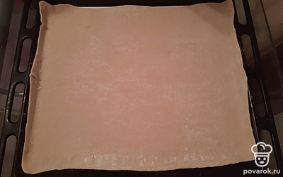 Тесто разморозить и раскатать. 