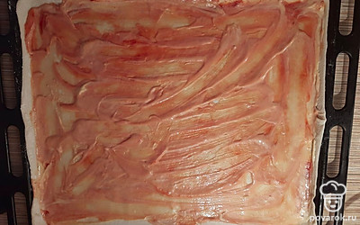 Смазать кетчупом и майонезом. 