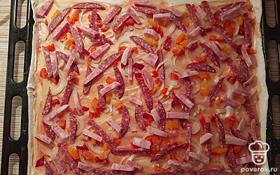 Разложить колбасу, мясо и все, что захотите. 