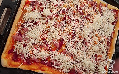 Сыр натереть, посыпать сверху. Отправить в духовку на 20 минут. 