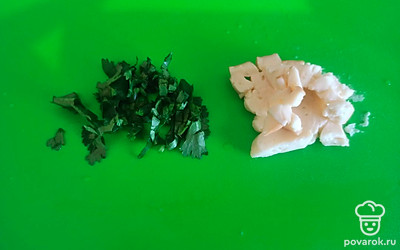 Колбасный сыр и кинзу мелко нарежьте.