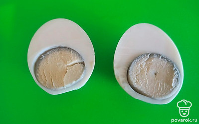 Яйцо очистите и разрежьте на 2 половинки, удалите желток.