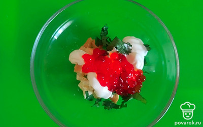 Смешайте сыр с кинзой, майонезом и икрой для начинки.