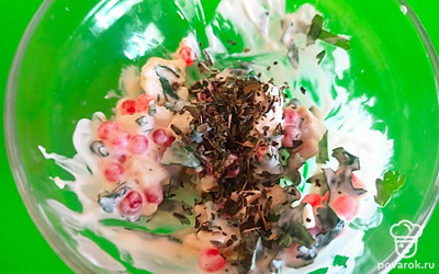 Добавьте сушеный базилик и перемешайте. Дайте начинке настояться 5 минут. Посолите по вкусу.