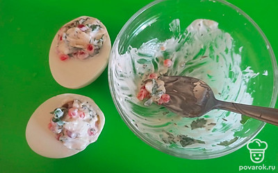 Выложите начинку в яйца вместо желтков.