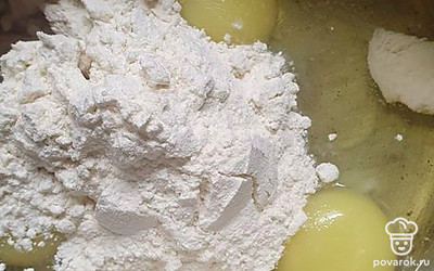 Смешать муку, отварную курицу и яйца. 