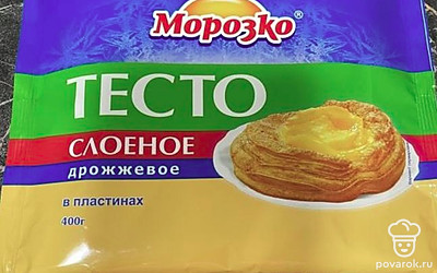 Размораживаю покупное слоеное тесто, затем немного раскатываю, режу на квадраты.