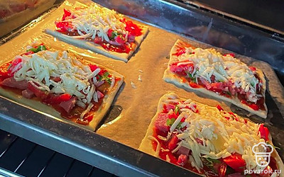 Начинку выкложите на квадраты из слоеного теста, поставьте в разогретую духовку минут на 20.