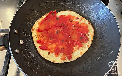 На растительном масле обжарьте лепешку с двух сторон и на одну обжаренную сторону смажьте кетчупом.