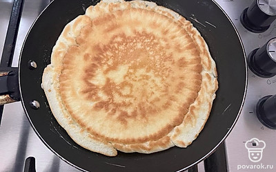 На растительном масле обжарьте лепешку из приготовленного теста, с двух сторон.