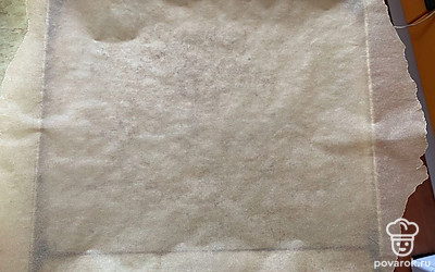 Форму для выпекания застелите пергаментной бумагой. 