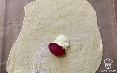 На тесто поместите майонез и томатную пасту.