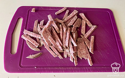 Колбасу нарежьте на соломку.