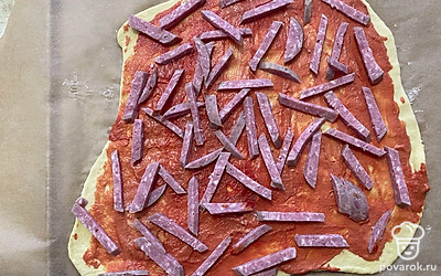 Выложите ее поверх соуса.