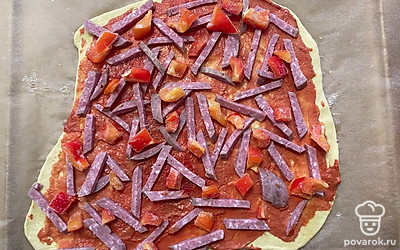 Также на тесто выложите нарезанный болгарский перец. 