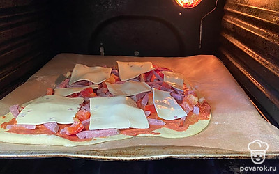 Будущую пиццу отправьте в духовку выпекаться на двадцать минут при 190 градусах.