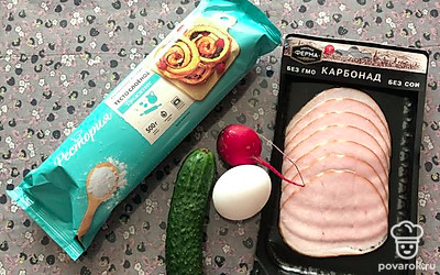 Подготовьте все ингредиенты. Для начинки я взяла карбонат и овощи. Яйцо понадобится для смазывания теста.