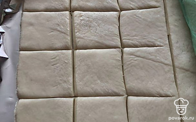 Тесто не раскатывайте. Как только оно будет разморожено, просто нарежьте квадраты нужной формы.