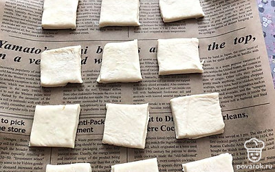 Выложите заготовки на противень. Духовка в это время уже разогревается.