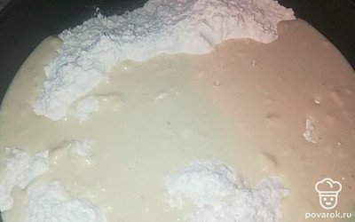 В муку добавьте рассол, майонез, сахар, соль, разрыхлитель.